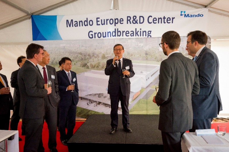 정몽원 한라그룹 회장이 13일(현지시간) 독일 프랑크프루트에서 열린 ‘만도 유럽 R&D센터’ 기공식에서 축사를 하고있다. 사진=한라그룹