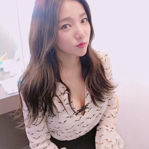 이채영, 하얀 블라우스 입고 여신美 선보여 '새하얀 피부 속 보일 듯 말 듯...'
