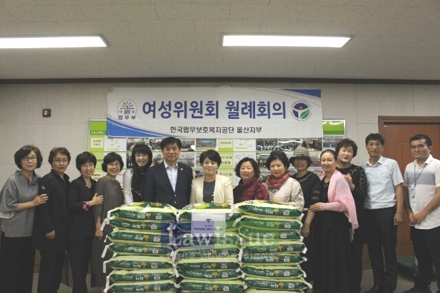신미화 직전회장이 공단지부에 쌀을 기증하고 기념촬영.