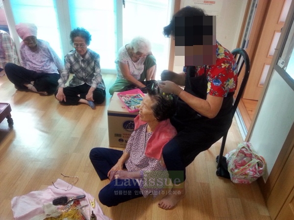 미용 특기를 가진 사회봉사 대상자가 어르신 이미용 서비스를 제공하고 있다.