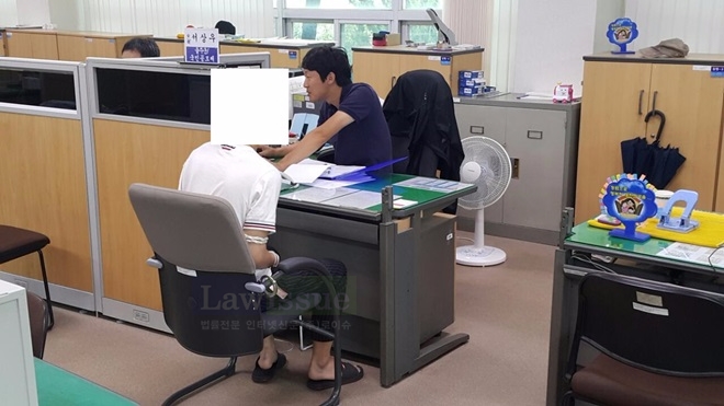 구인된 10대 보호관찰청소년을 조사하고 있다.