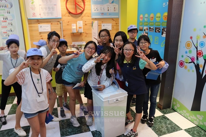 BGV기자단이 선거홍보관 견학을 하고 기념촬영.