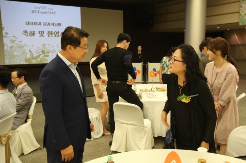 Re:Fresh Day에 참석한 문종석 대표이사가 사원 가족들과 인사를 나누는 모습(사진=cj프레시웨이)