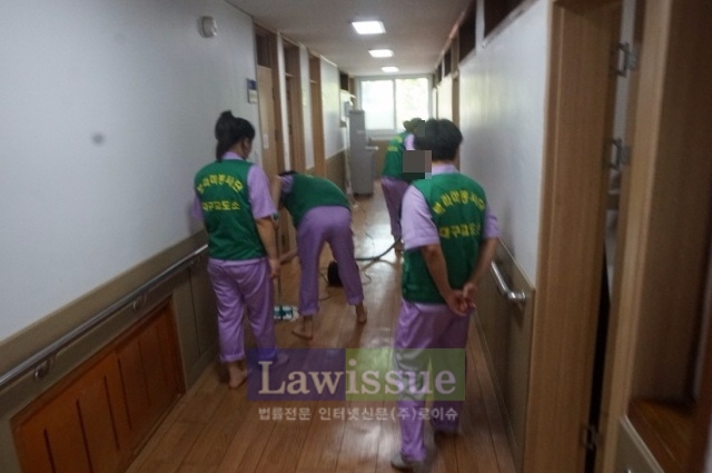 대구교도소 여성수형자들이 대구시립희망원에서 청소를 하고있다.