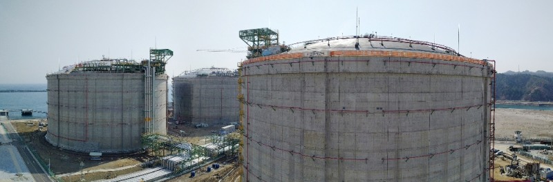 가스공사 삼척 LNG 생산기지의 27㎘급 저장탱크 3기 전경.(사진=한국가스공사)