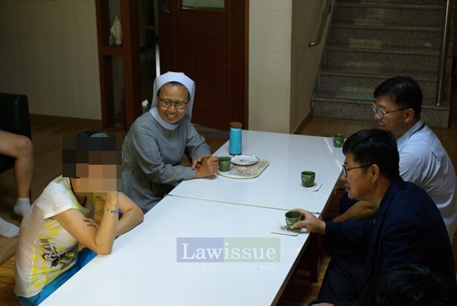 미소봉사단이 환담을 나누고 있다.