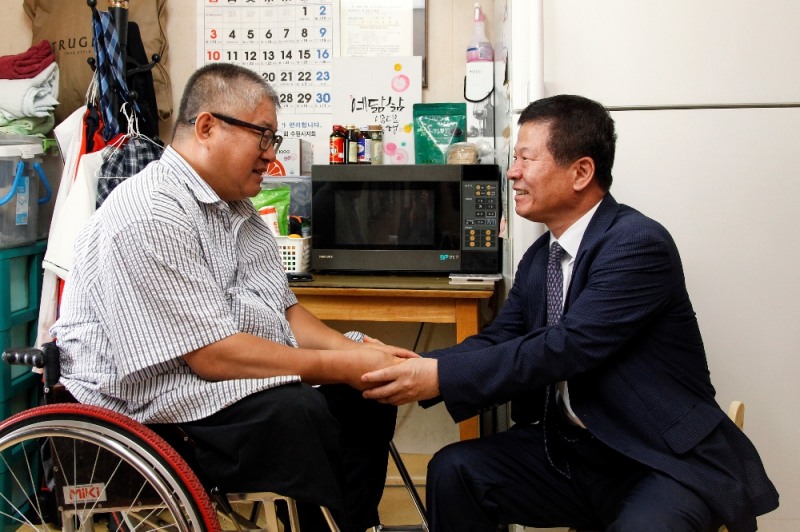 19일, 지원 중인 자동차사고피해가족을 방문해 생필품 전달모습. (사진=교통안전공단)