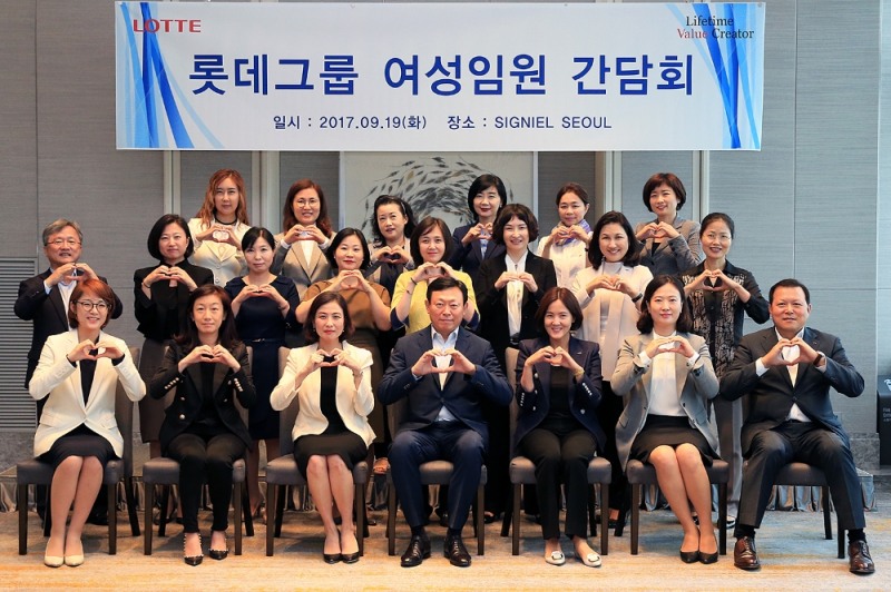 19일 잠실 시그니엘서울에서 여성임원 간담회를 진행했다. 간담회에 참석한 신동빈 회장과 그룹 내 여성임원들이 기념촬영을 하고 있다. (사진=롯데그룹)