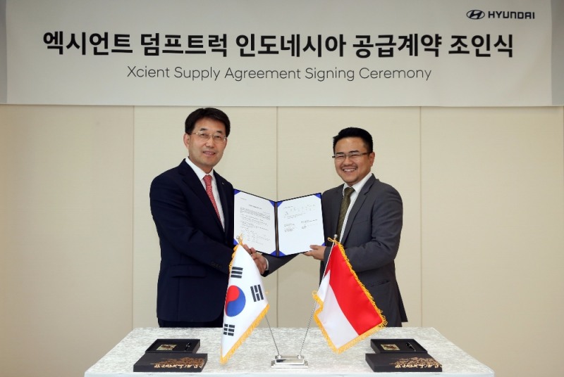 20일 양재동 현대차 본사 사옥에서 (좌) 현대자동차 상용수출사업부 이인철 전무 (우) 인도네시아 현대차 상용 대리점 호키(HOKI : Hyundai Oto Komersial Indonesia)사의 이키 위보우(Iki Wibowo) 사장이 엑시언트 덤프트럭 공급계약 체결식을 갖고 기념 촬영을 하고 있는 모습.(사진=현대자동차)