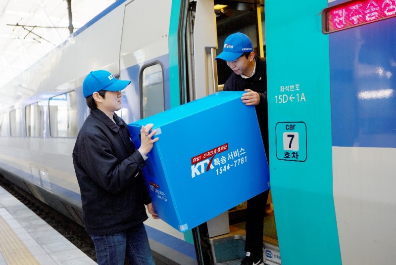 추석 선물세트를 KTX에 싣는 모습. (사진=롯데백화점)