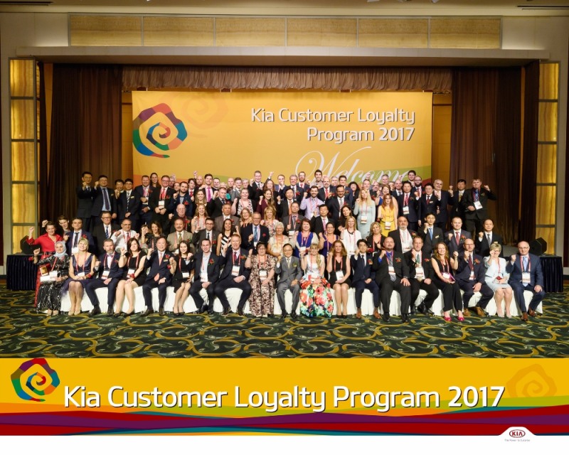 ‘기아차 해외 우수고객 초청행사’에 참가한 고객들과 기아자동차 임직원이 환영 만찬행사에서 함께 기념촬영을 하고 있는 모습.(사진=기아자동차)