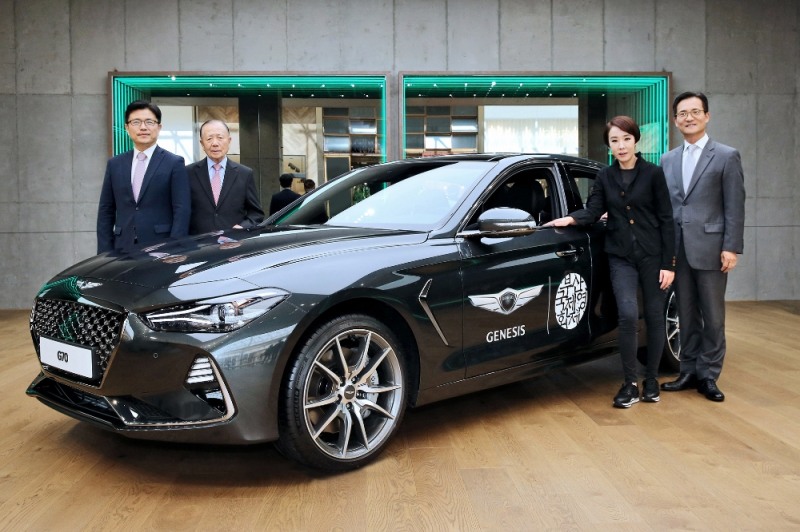 G70 옆에서 기념 촬영을 하고 있는 류창승 국내마케팅실장, 김동호 이사장, 강수연 집행위원장, 이광국 국내영업본부장의 모습(좌에서 우).(사진=제네시스)