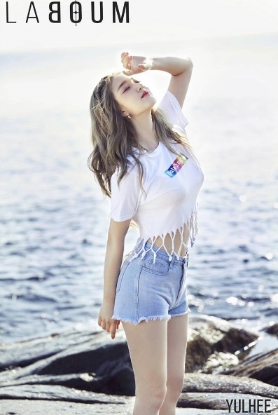 라붐 율희, 흰 티 입고 여신美 선보여...'환상 S라인까지'