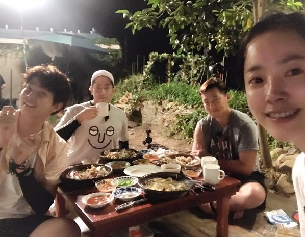 윤균상, 한지민과 함께 한 사진 '눈길'..."득량도 사형제 아닌 사남매"
