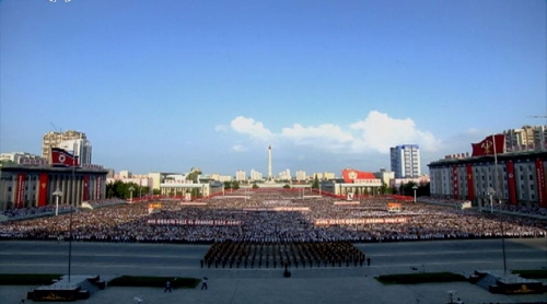 조선중앙TV가 지난 9일 김일성 광장에서 유엔안전보장이사회의 대북제재 결의 2371호에 반발해 발표한 정부성명을 지지하는 평양시 군중집회가 열렸다고 10일 보도했다. (사진=조선중앙TV 캡쳐)