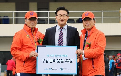 왼쪽부터 김종민 한국장수축구협회 이사장, 이경환 ㈜유디 기획홍보팀장,김길문 (사)장수축구협회장이 기념촬영을 위해 포즈를 취하고 있다(사진= 유디치과)