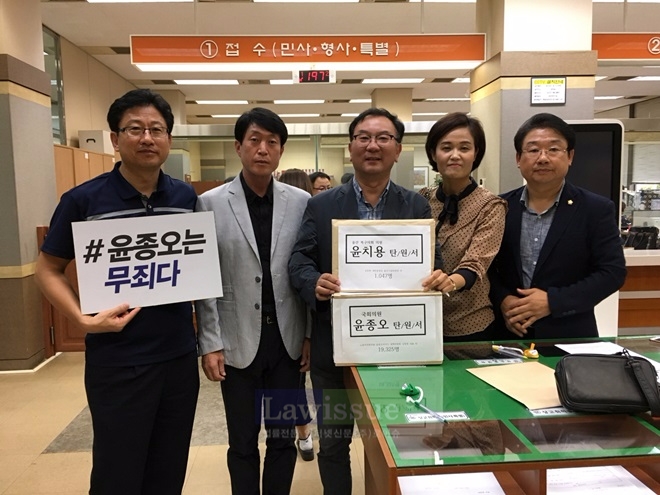 탄원서명을 제출하고 하고 있다.