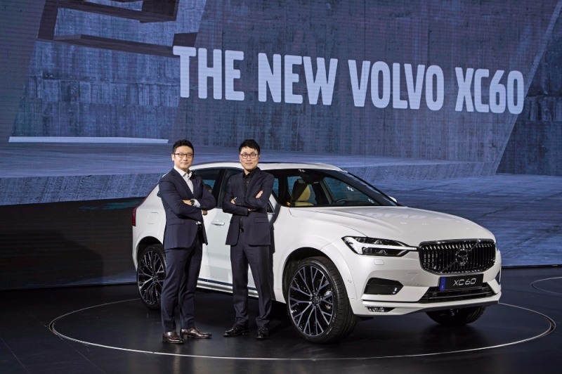이윤모 대표이사(좌)와이정현 디자이너(우)가 기념촬영을 하고 있다.(사진=볼보자동차코리아)