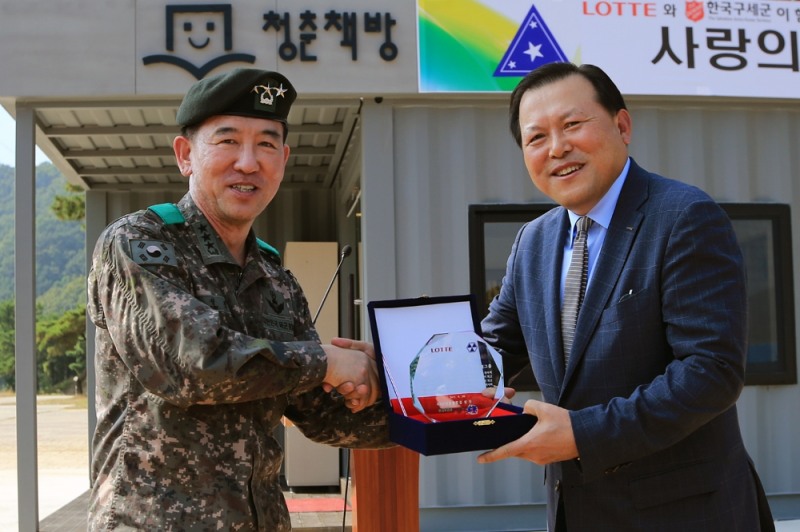 롯데는 26일 경기도 연천 6군단에 '청춘책방' 12호점을 오픈했다. 사진은 롯데그룹 황각규 경영혁신실장(오른쪽)이 육군 김성진 제6군단장(왼쪽)으로부터 감사패를 전달받는 모습.(사진=롯데그룹)