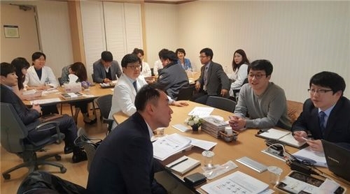 경희의료원 의료진 및 트위니 연구진이 함께 인공지능 모바일 문의센터 시스템 개발을 위해 연구회의를 진행하고 있다(사진=경희의료원)