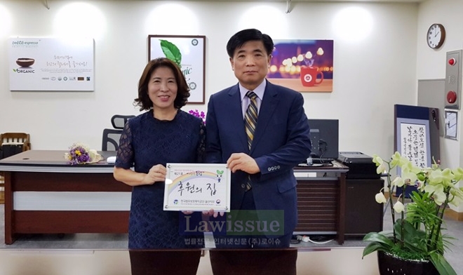 김수진 지부장(사진우측)이 이정민 대표에게 후원의 집 현판을 전달하고 기념촬영.(사진=한국법무보호복지공단)