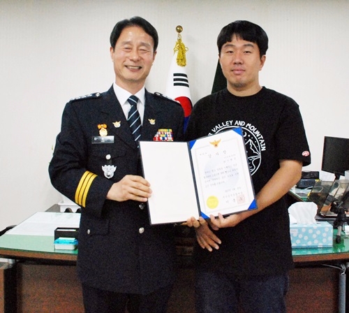 이흥우 서장이 뺑소니 범을 검거한 시민에게 감사장을 전달하고 기념촬영.(사진=부산남부경찰서)