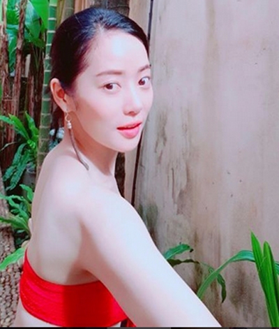 부러질 듯 가녀린 몸매...윤아정, 단아한 올백 '강렬하네'