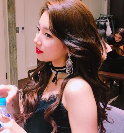 '레이스 블랙 드레스...수지, 부러질 듯 쇄골 럭셔리한 자태'