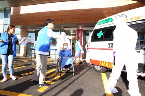 개인보호장비를 착용한 의료진이 감염병 의심환자를 국가지정 입원치료병상으로 격리시키는 훈련을 실시하고 있다(사진= 분당서울대병원)