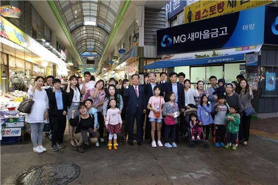 한국감정원 직원들이 장보기에 앞서 동서시장 앞에서 단체사진 촬영을 하고 있다.(사진=한국감정원)