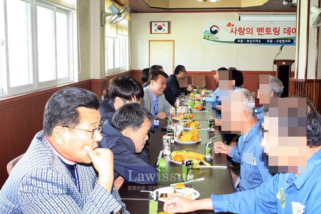 교정위원과 고령수용자가 1대 1로 대화를 나누고 있다.