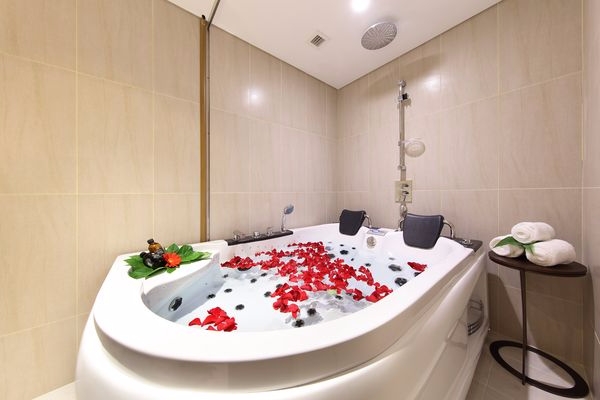 최신 데이트 트렌드 '스파와 아로마 마사지’