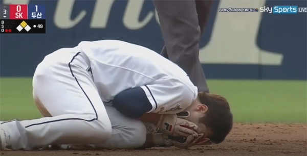 박건우, 태그하려고 진격하다...'뜻하지 않게 날아온 공 맞고'