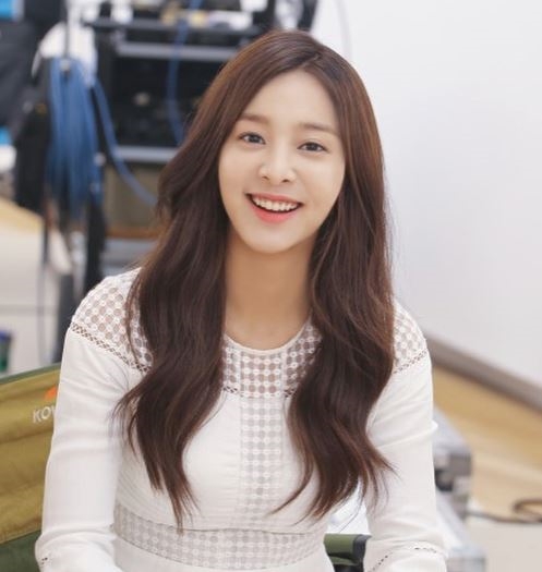 설인아, 싱그러운 미소 속 여신美..."이제 내 긴머리 안녕이야"