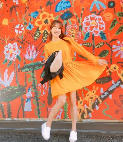 혼자왔어요 윤서, 알록달록 배경+개나리색 원피스 속 여신美 '그저 감탄만'