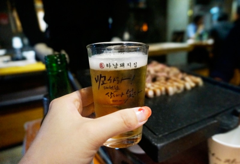 하남돼지집 쏘맥잔 이미지.(사진=하남돼지집)