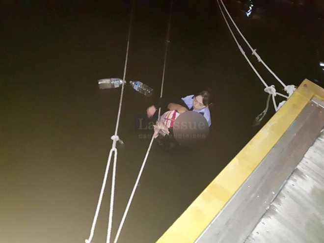 진목항으로 해상투신한 50대 여성을 구조하고 있다.