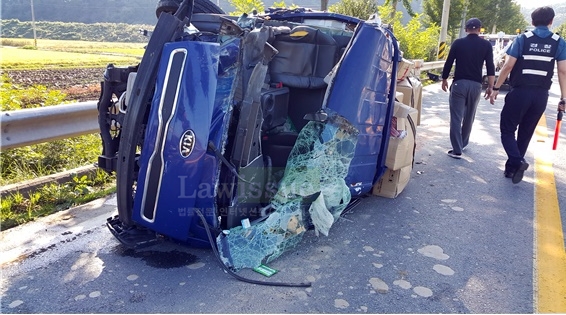 트랙터에 충격당한 포터차량.