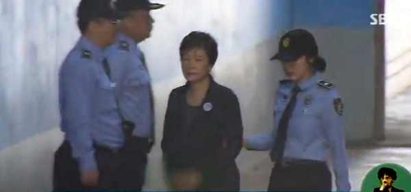 법원의 입에 쏠리는 이목...박근혜 전 대통령, 구속 연장 여부 '어찌되나'
