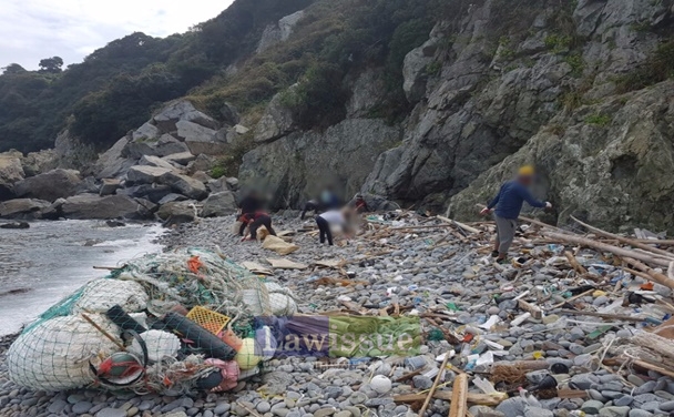 대매물도 당금해변의 쓰레기를 수거하고 있다.