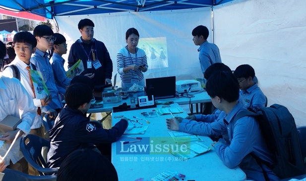 중학교 학생들을 상대로 보호직공무원에 대해 설명하고 있다.