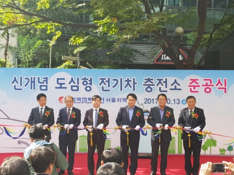 한전 및 지자체 관계자의 준공식에서 테이프 커팅 장면. (사진=한국전력)