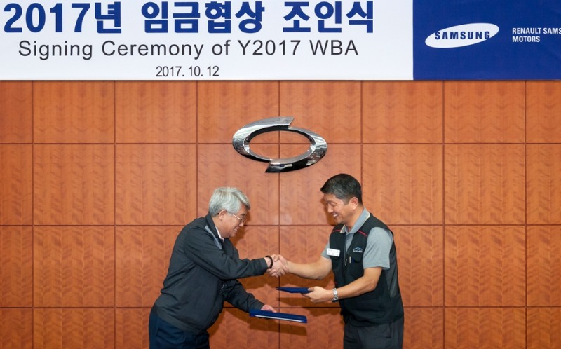 르노삼성차 임금협상 조인식. 박동훈 사장(왼쪽)과 김효성 노동조합 위원장.(사진=르노삼성자동차)