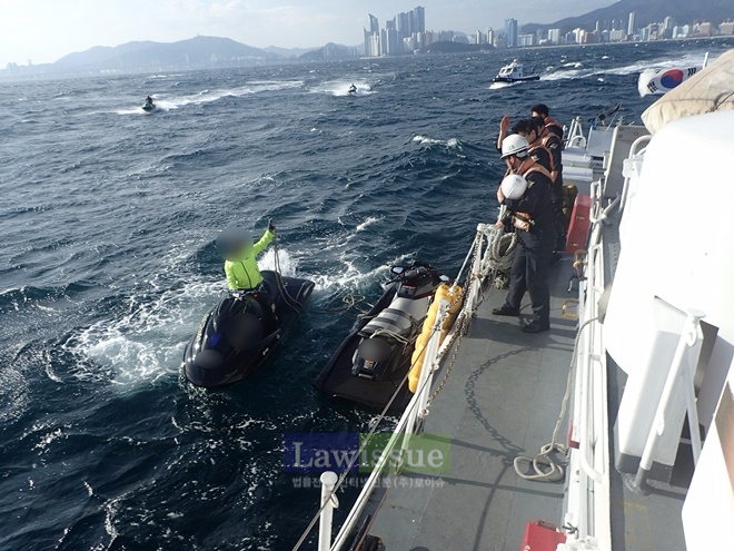 전복돼 표류중이던 수상오토바이 레저객을 구조하고 있다.