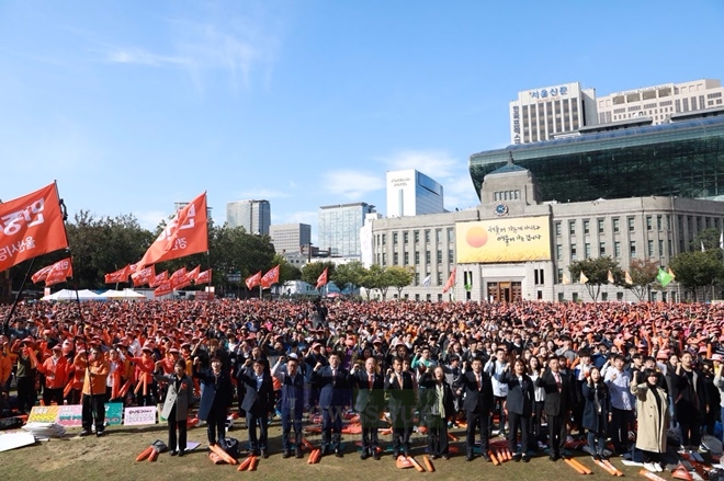 15일 서울시청 광장에서 1만여명이 모인가운데 민중당 출범식을 갖고 있다.