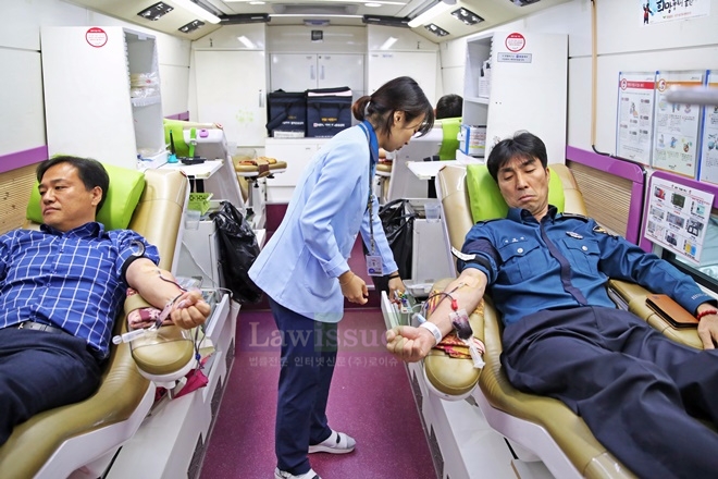 경남경찰청 직원들이 헌혈에 동참하고 있다.