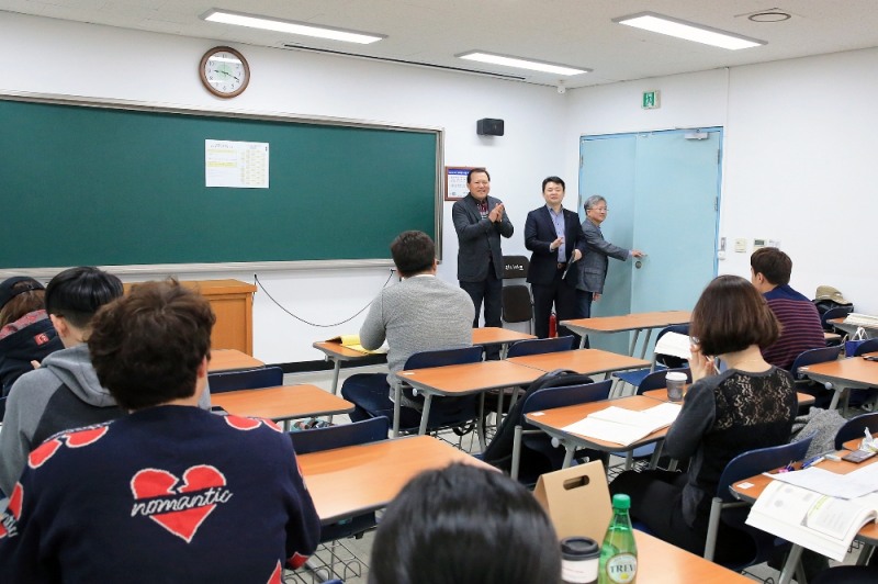 롯데지주 황각규 대표이사가 시험실을 방문해 롯데 수험생을 응원하는 모습.(사진=롯데그룹)