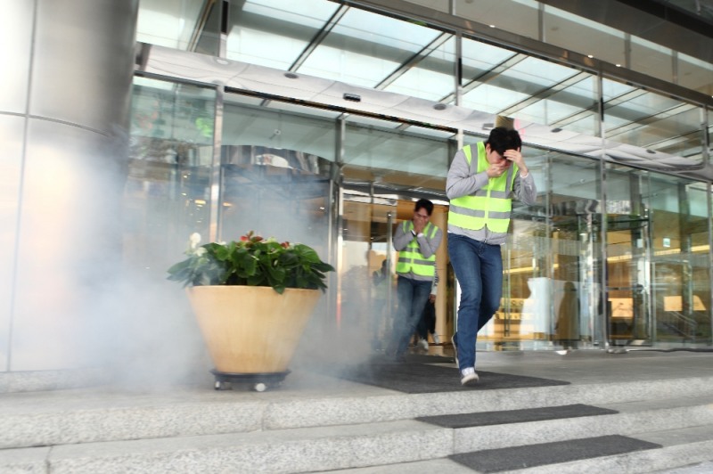 지난 13일 오후 경기 용인의 녹십자 본사 사옥에서 열린 재난대비 안전교육 및 대피훈련에서 임직원들이 훈련에 임하고 있다.(사진=녹십자)
