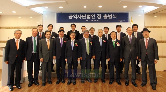 16일 서울 강남구 바른빌딩에서 열린 법무법인 바른의 공익사단법인 ‘정’ 출범식에서 관계자 및 내빈들이 기념촬영을 하고 있다. (앞줄 왼쪽 네 번째부터 오른쪽으로 이찬희 서울지방변호사회 회장, 김현 대한변호사협회 회장, 김용균 사단법인 ‘정’ 이사장, 윤영철 법무법인 로고스 공익법인 희망과 동행 이사장, 김재홍 사단법인 ‘정’ 이사장).