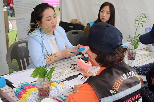 유디서현치과의원점 양문영 치위생사가 행사에 참여한 성남시민의 구강건강 상담을 진행하고 있는 모습(사진=유디치과)